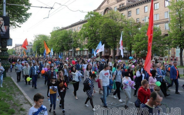 В центре Запорожья провели праздничное шествие (ФОТО, ВИДЕО) Фото № 22 В центре Запорожья провели праздничное шествие (ФОТО, ВИДЕО) Фото № 22