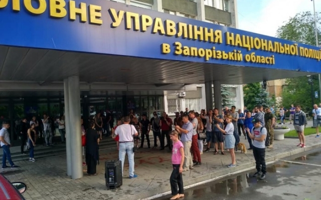 У главного входа в здание нацполиции в Запорожье супружеская пара устроила дебош Фото № 0 У главного входа в здание нацполиции в Запорожье супружеская пара устроила дебош Фото № 0