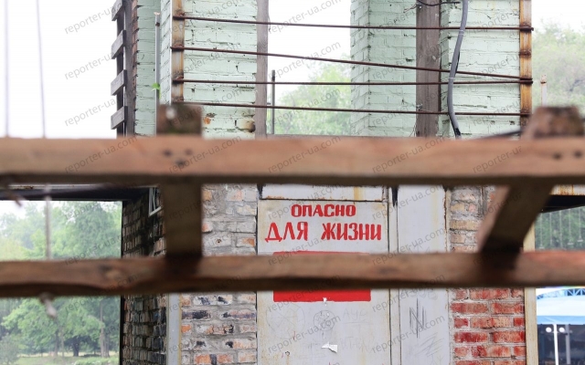 Фотофакт: Как демонтируют веревочный парк в Фотофакт: Как демонтируют веревочный парк в