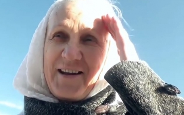 В Запорожье снова заметили современную бабушку на гироскутере: На этот раз у нее взяли интервью (ВИДЕО) Фото № 0 В Запорожье снова заметили современную бабушку на гироскутере: На этот раз у нее взяли интервью (ВИДЕО) Фото № 0