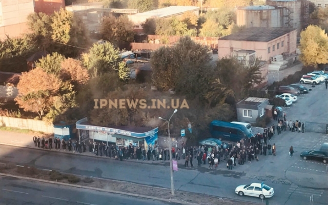 Запорожцы стоят в многочасовых очередях, чтобы уехать в центр (ФОТО) Фото № 1 Запорожцы стоят в многочасовых очередях, чтобы уехать в центр (ФОТО) Фото № 1