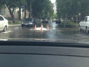 В центре Запорожья - потоп: Затоплены два перекрестка (ФОТО) Фото № 1 В центре Запорожья - потоп: Затоплены два перекрестка (ФОТО) Фото № 1