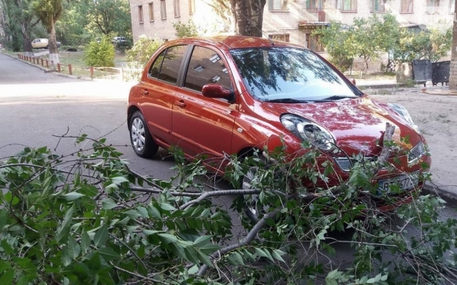 Фотофакт: в центре Запорожья Nissan Фотофакт: в центре Запорожья Nissan