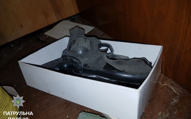 В запорожской квартире нашли оружие и гранаты Фото № 3 В запорожской квартире нашли оружие и гранаты Фото № 3