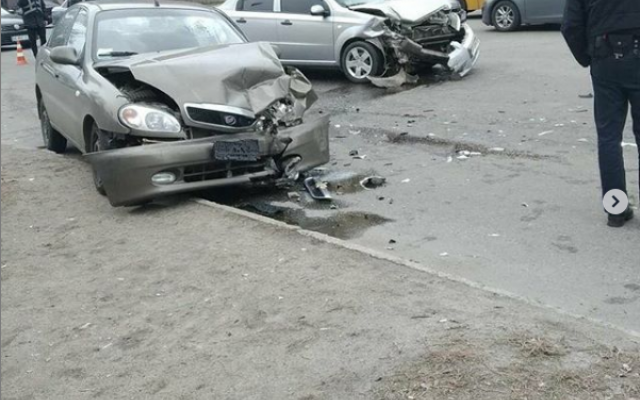 В сети появилось видео аварии в Запорожье, в которой автомобилист пробил головой стекло Фото № 1 В сети появилось видео аварии в Запорожье, в которой автомобилист пробил головой стекло Фото № 1