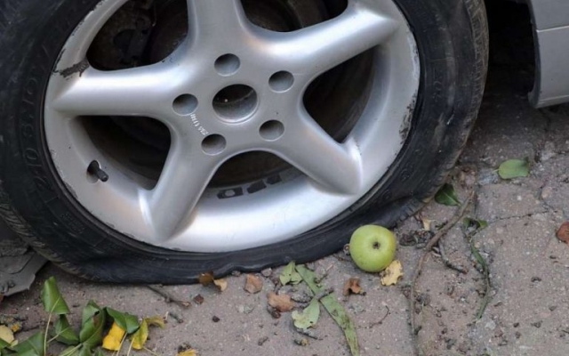 Внимание: В центре Запорожья портят шины на автомобилях (ВИДЕО) Фото № 0 Внимание: В центре Запорожья портят шины на автомобилях (ВИДЕО) Фото № 0