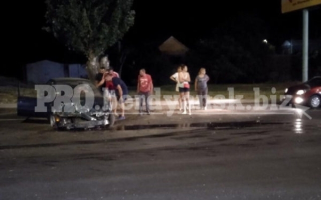 В Запорожской области иномарка влетела в дерево (ФОТО) Фото № 0 В Запорожской области иномарка влетела в дерево (ФОТО) Фото № 0