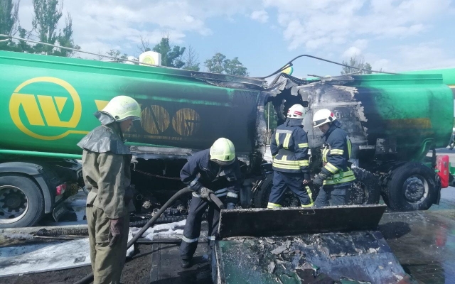 В сети появилось видео возгорания бензовоза около заправки (ФОТО, ВИДЕО) Фото № 3 В сети появилось видео возгорания бензовоза около заправки (ФОТО, ВИДЕО) Фото № 3