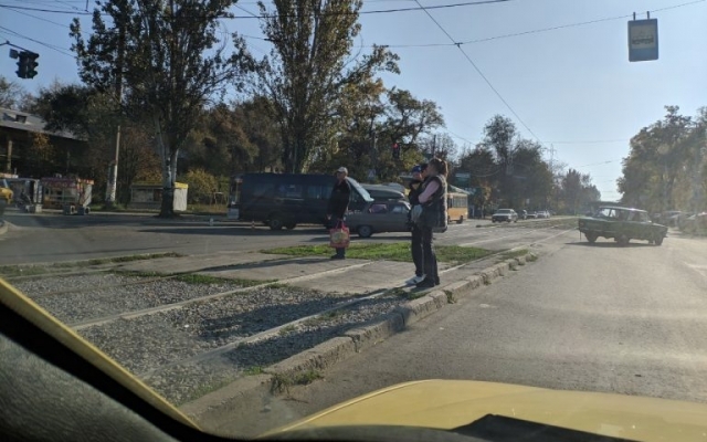 В Запорожье на перекрёстке столкнулись ВАЗ и маршрутка (ВИДЕО) Фото № 0 В Запорожье на перекрёстке столкнулись ВАЗ и маршрутка (ВИДЕО) Фото № 0