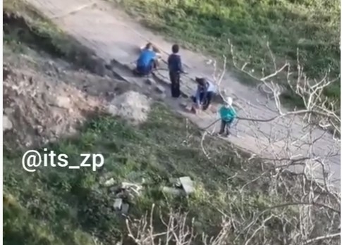 На Чаривной дети самостоятельно чинили дорогу (ВИДЕО) Фото № 0 На Чаривной дети самостоятельно чинили дорогу (ВИДЕО) Фото № 0