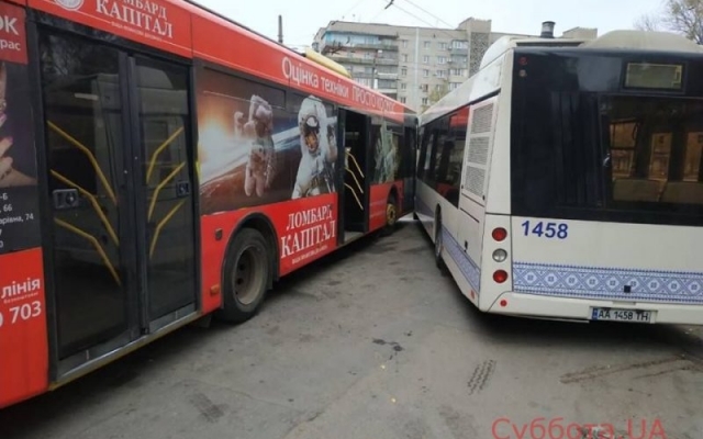 На Космической ДТП с участием автобуса и троллейбуса (ФОТО) Фото № 2 На Космической ДТП с участием автобуса и троллейбуса (ФОТО) Фото № 2