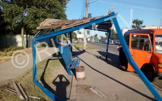 Неизвестный водитель растрощил остановку (ФОТО) Фото № 1 Неизвестный водитель растрощил остановку (ФОТО) Фото № 1
