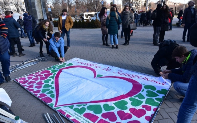 ФОТОРЕПОРТАЖ: В Запорожье открыли стелу любви Фото № 21 ФОТОРЕПОРТАЖ: В Запорожье открыли стелу любви Фото № 21