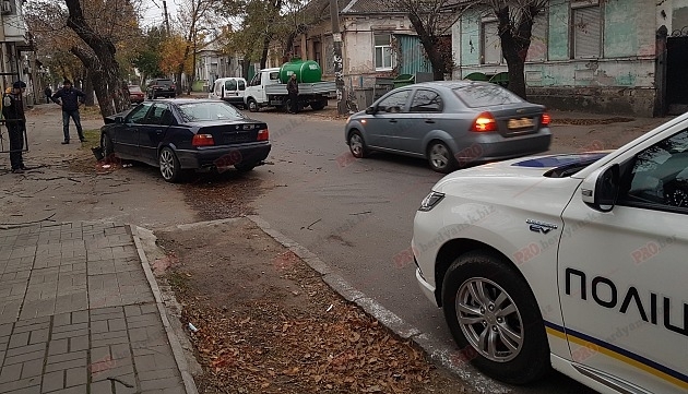 В Запорожской области авто на еврономерах влетело в дерево (ФОТО-ВИДЕО) Фото № 3 В Запорожской области авто на еврономерах влетело в дерево (ФОТО-ВИДЕО) Фото № 3