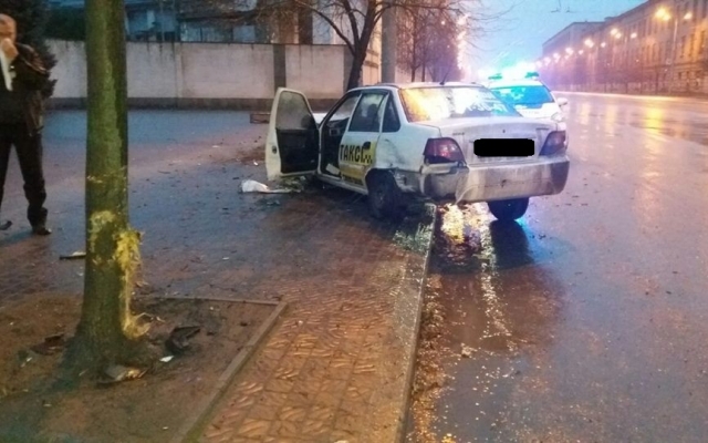 На запорожском проспекте такси врезалось в дерево (ФОТО) Фото № 2 На запорожском проспекте такси врезалось в дерево (ФОТО) Фото № 2