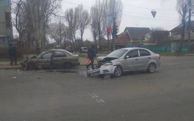 В сети появилось видео аварии в Запорожье, в которой автомобилист пробил головой стекло Фото № 0 В сети появилось видео аварии в Запорожье, в которой автомобилист пробил головой стекло Фото № 0