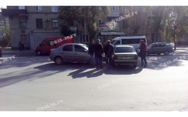 В Мелитополе водители авто «Славута» и «Рено» потеряли бдительность (ВИДЕО) Фото № 2 В Мелитополе водители авто «Славута» и «Рено» потеряли бдительность (ВИДЕО) Фото № 2