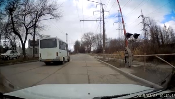 В Запорожье маршрутчик подверг жизнь пассажиров угрозе на ж/д переезде (ВИДЕО) Фото № 0 В Запорожье маршрутчик подверг жизнь пассажиров угрозе на ж/д переезде (ВИДЕО) Фото № 0