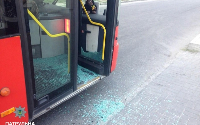 В Запорожье разбили окно рейсового автобуса Фото № 0 В Запорожье разбили окно рейсового автобуса Фото № 0