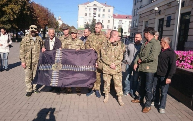 Запорожские АТОшники митингуют под мэрией Фото № 2 Запорожские АТОшники митингуют под мэрией Фото № 2