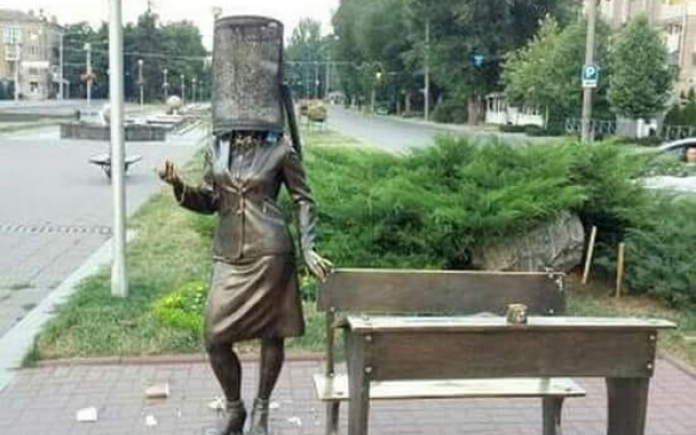 В центре Запорожья памятник подвергся нападению малолетних вандалов (ФОТО-ВИДЕО) Фото № 0 В центре Запорожья памятник подвергся нападению малолетних вандалов (ФОТО-ВИДЕО) Фото № 0