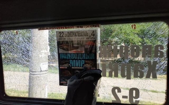 В Запорожье коммунальщики разбили окно в маршрутном такси (ФОТО) Фото № 1 В Запорожье коммунальщики разбили окно в маршрутном такси (ФОТО) Фото № 1