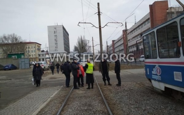 В Запорожье легковушка протаранила трамвай (ФОТО) Фото № 0 В Запорожье легковушка протаранила трамвай (ФОТО) Фото № 0