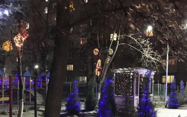 Жители Мелитополя превратили свой двор в новогоднюю сказку (ФОТО) Фото № 2 Жители Мелитополя превратили свой двор в новогоднюю сказку (ФОТО) Фото № 2