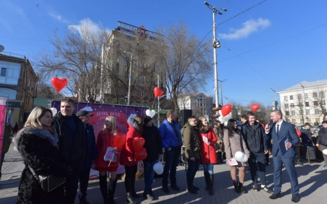 ФОТОРЕПОРТАЖ: В Запорожье открыли стелу любви Фото № 26 ФОТОРЕПОРТАЖ: В Запорожье открыли стелу любви Фото № 26
