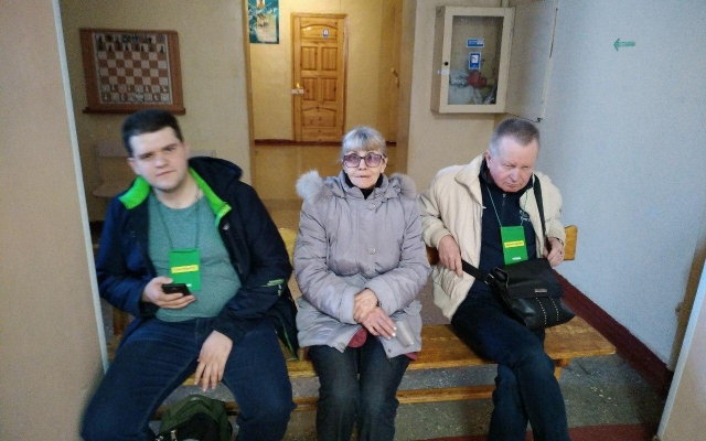 В Запорожье представители одного из кандидатов в Президенты пришли на избирательные участки с рекламой Фото № 2 В Запорожье представители одного из кандидатов в Президенты пришли на избирательные участки с рекламой Фото № 2