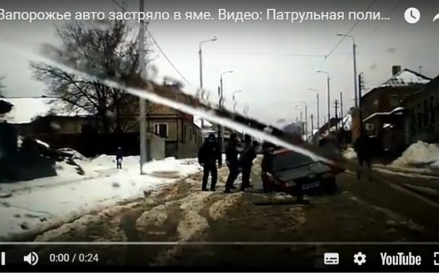 Возле центрального рынка автомобиль поглотила огромная яма. ВИДЕО Фото № 0 Возле центрального рынка автомобиль поглотила огромная яма. ВИДЕО Фото № 0