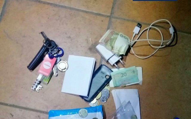 Мужчина в Запорожье выхватил женскую сумочку и спрятался в подъезде (ФОТО) Фото № 1 Мужчина в Запорожье выхватил женскую сумочку и спрятался в подъезде (ФОТО) Фото № 1