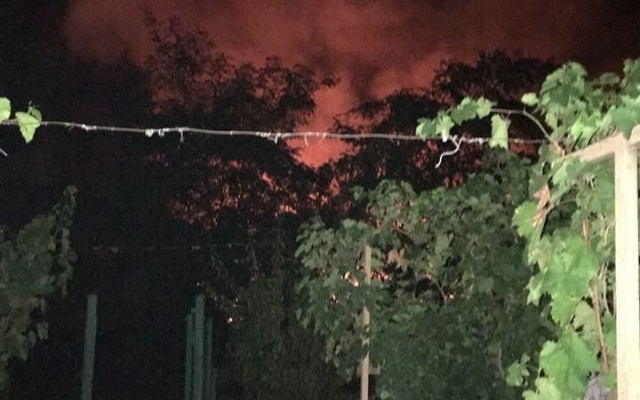 В Балабино из-за масштабного пожара чуть не загорелись дома Фото № 1 В Балабино из-за масштабного пожара чуть не загорелись дома Фото № 1