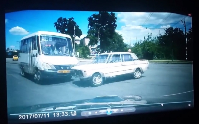Появилось ВИДЕО момента страшного ДТП с маршруткой в Запорожье Фото № 0 Появилось ВИДЕО момента страшного ДТП с маршруткой в Запорожье Фото № 0