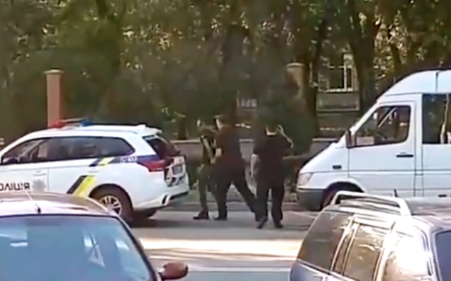 На дороге полицейские утихомиривали маршрутчика-дебошира (ВИДЕО) Фото № 2 На дороге полицейские утихомиривали маршрутчика-дебошира (ВИДЕО) Фото № 2