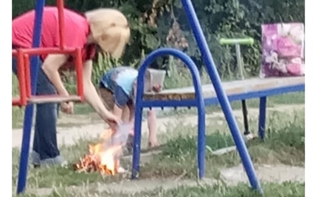 В одном из дворов Запорожья женщина с маленьким ребенком разожгла костер (ФОТО) Фото № 0 В одном из дворов Запорожья женщина с маленьким ребенком разожгла костер (ФОТО) Фото № 0