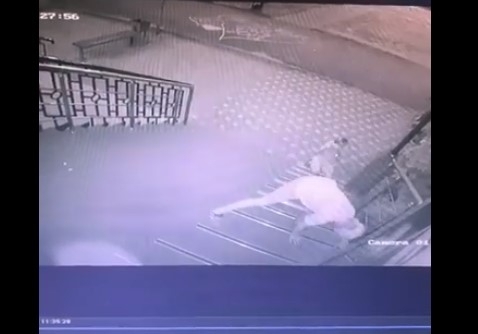 Владелец запорожского салона красоты разыскивает детей-вандалов, которых зафиксировала камера (ВИДЕО) Фото № 0 Владелец запорожского салона красоты разыскивает детей-вандалов, которых зафиксировала камера (ВИДЕО) Фото № 0