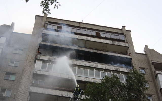 В Запорожье мужчина оказался в огненной ловушке на 12 этаже (ФОТО) Фото № 1 В Запорожье мужчина оказался в огненной ловушке на 12 этаже (ФОТО) Фото № 1