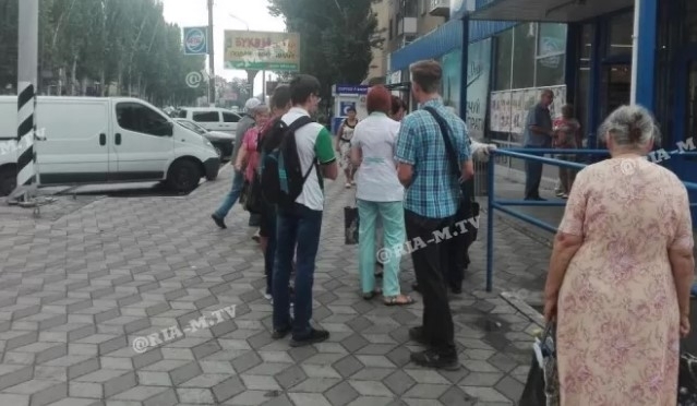 Пока равнодушные взрослые ходили мимо, подростки помогли лежащей женщине (ФОТО) Фото № 1 Пока равнодушные взрослые ходили мимо, подростки помогли лежащей женщине (ФОТО) Фото № 1