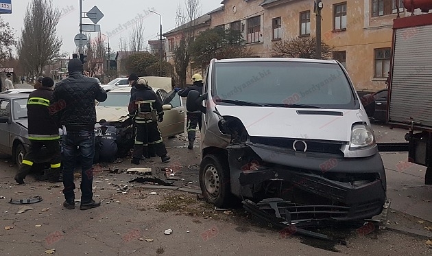 Сегодняшнее утро началось с тройного ДТП (ФОТО) Фото № 1 Сегодняшнее утро началось с тройного ДТП (ФОТО) Фото № 1