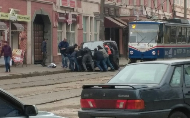 В Запорожье автохам заблокировал движение трамвая (ФОТО) Фото № 1 В Запорожье автохам заблокировал движение трамвая (ФОТО) Фото № 1