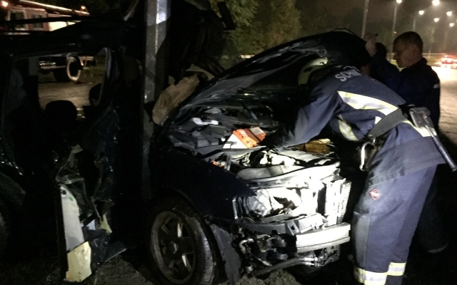 В Запорожье у столба машина сложилась пополам: водитель был без сознания (ФОТО) Фото № 0 В Запорожье у столба машина сложилась пополам: водитель был без сознания (ФОТО) Фото № 0