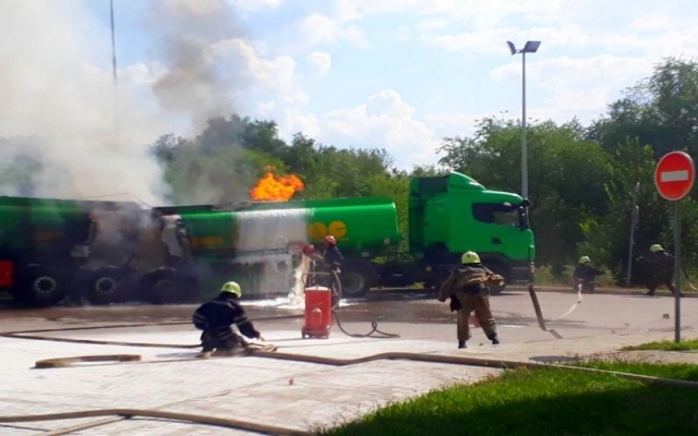 В сети появилось видео возгорания бензовоза около заправки (ФОТО, ВИДЕО) Фото № 4 В сети появилось видео возгорания бензовоза около заправки (ФОТО, ВИДЕО) Фото № 4