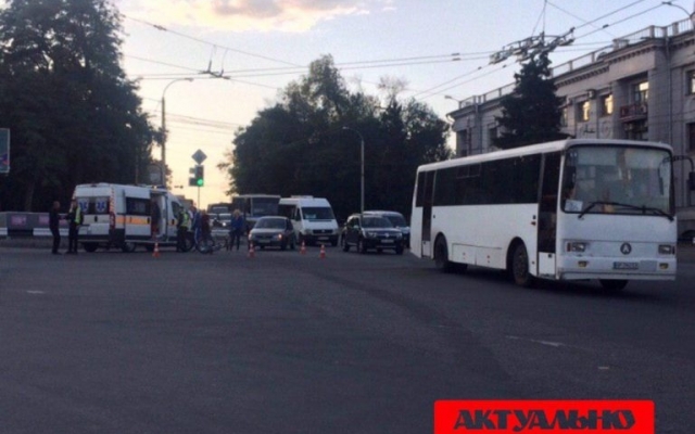 В Запорожье сбили велосипедиста (ВИДЕО) Фото № 0 В Запорожье сбили велосипедиста (ВИДЕО) Фото № 0