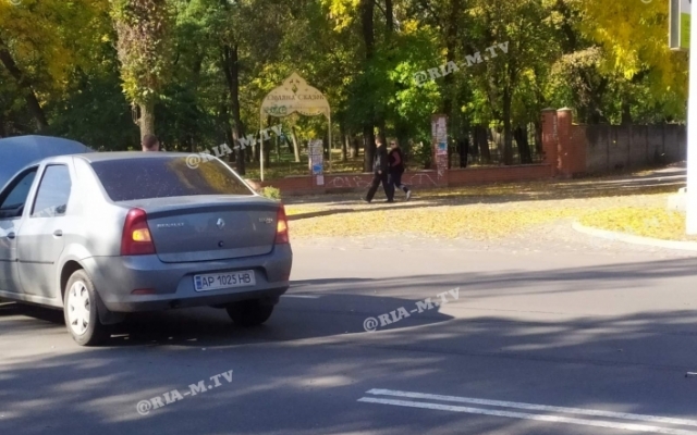 В Мелитополе водители авто «Славута» и «Рено» потеряли бдительность (ВИДЕО) Фото № 3 В Мелитополе водители авто «Славута» и «Рено» потеряли бдительность (ВИДЕО) Фото № 3