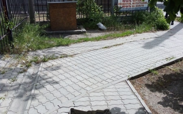 В Запорожской области женщина упала в яму на дороге (ФОТО) Фото № 1 В Запорожской области женщина упала в яму на дороге (ФОТО) Фото № 1