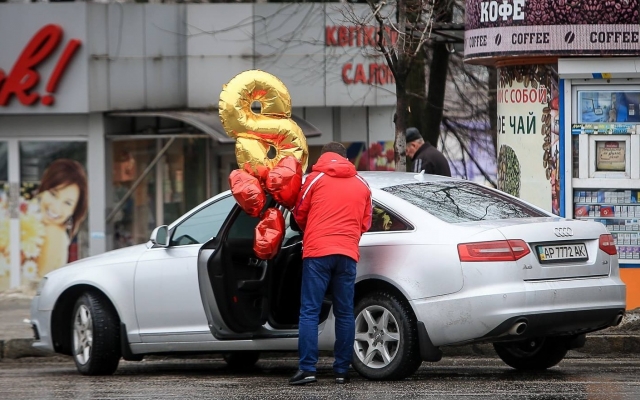 В очереди за цветами: утренний ажиотаж на улицах Запорожья. Фоторепортаж Фото № 15 В очереди за цветами: утренний ажиотаж на улицах Запорожья. Фоторепортаж Фото № 15