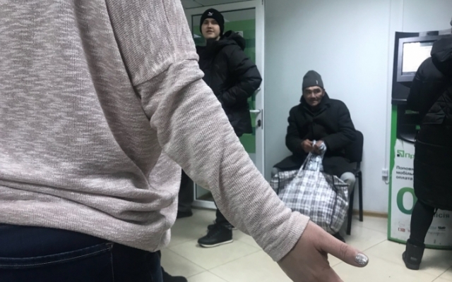 Курьезы: Пьяный мужчина, который пришел за кредитом в банк, уснул в зале (ВИДЕО) Фото № 0 Курьезы: Пьяный мужчина, который пришел за кредитом в банк, уснул в зале (ВИДЕО) Фото № 0