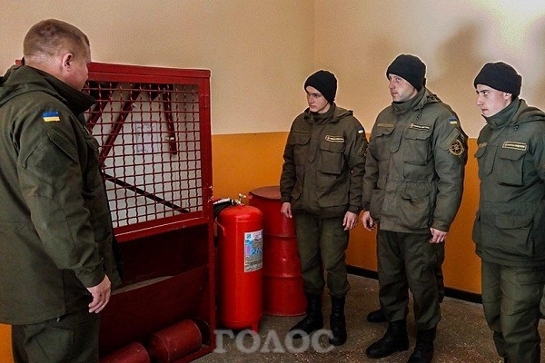 Запорожские военные взялись за огнетушители Фото № 1 Запорожские военные взялись за огнетушители Фото № 1