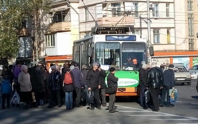 В Запорожье транспортный коллапс. Застряли два троллейбуса и пять трамваев Фото № 4 В Запорожье транспортный коллапс. Застряли два троллейбуса и пять трамваев Фото № 4